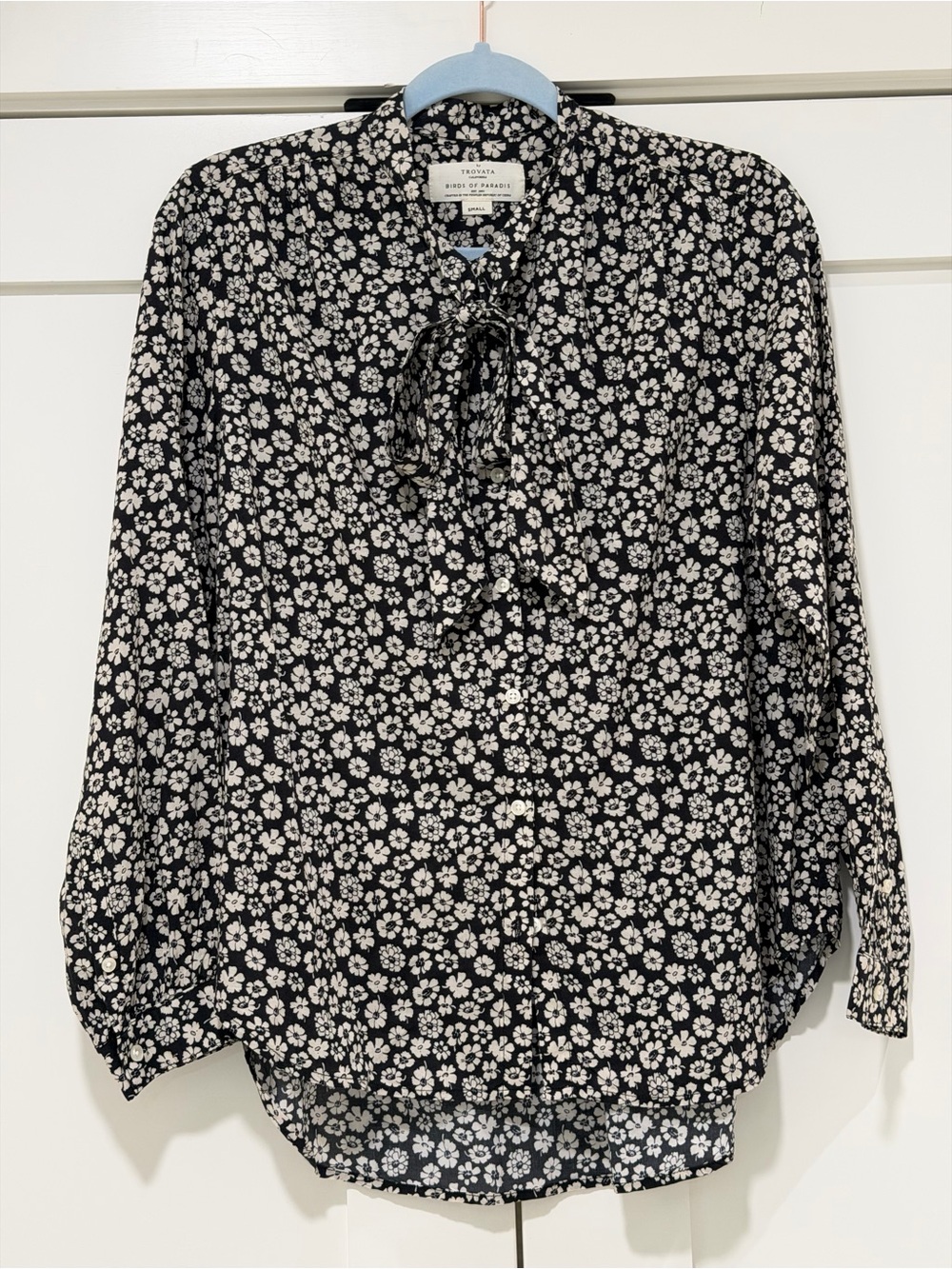 Birds of Paradis by Trovata Floral Tie Neck Blouse Small Black Ivory